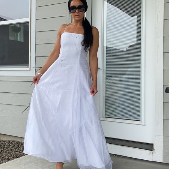 Dresses & Skirts - ✨HP✨White Glam Dress